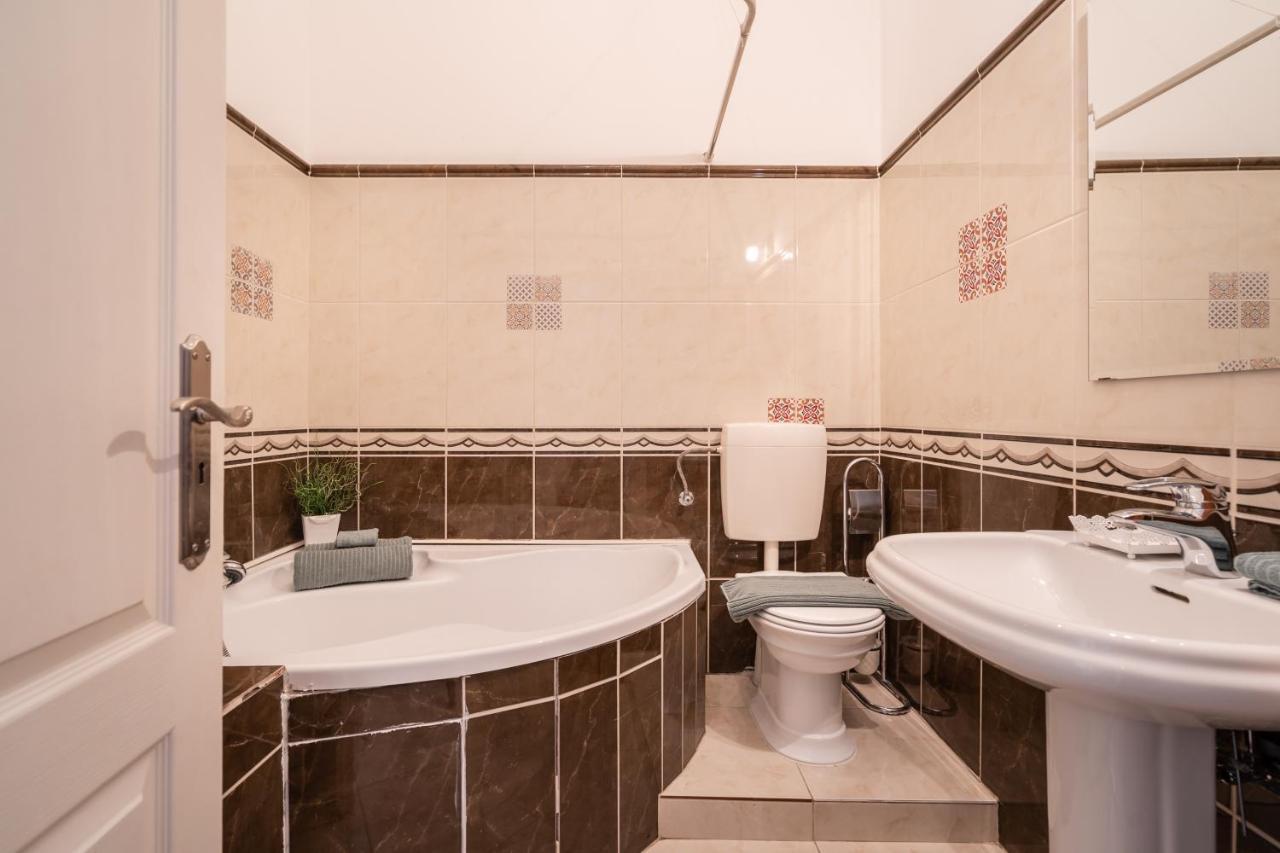 K10 - Kazinczy Street Heritage Suite - Best Location By Bqa Boedapest Buitenkant foto
