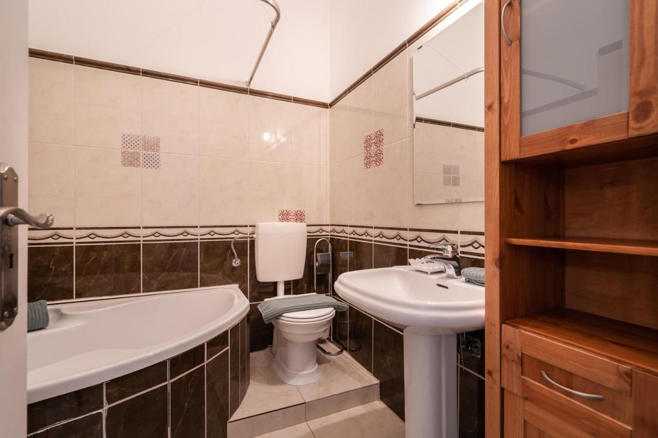 K10 - Kazinczy Street Heritage Suite - Best Location By Bqa Boedapest Buitenkant foto
